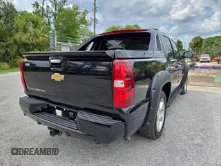 2013 Chevrolet Avalanche LTZ z VIN 3GNTKGE77DG250771, wystawiony jako Copart lot #59786255 z przebiegiem 150 363 mil mil oraz Czysty tytuł • Clean title. Historia ofert i sprzedaży dostępna na DreamBid. Obrazek 4.
