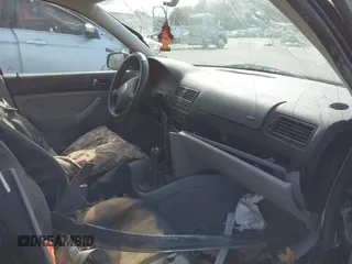 2000 Volkswagen Jetta GL z VIN 3VWRA29M2YM113489, wystawiony jako IAAI lot #41611184 z przebiegiem 210 865 mil mil oraz . Historia ofert i sprzedaży dostępna na DreamBid. Obrazek 5.