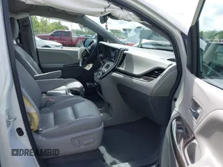 2020 Toyota Sienna XLE Auto Access Seat z VIN 5TDYZ3DC5LS029364, wystawiony jako IAAI lot #42255235 z przebiegiem 44 798 mil mil oraz . Historia ofert i sprzedaży dostępna na DreamBid. Obrazek 5.