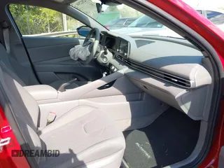 2025 Hyundai Elantra SE z VIN KMHLL4DG8SU938824, wystawiony jako IAAI lot #42022984 z przebiegiem 1234 mil mil oraz . Historia ofert i sprzedaży dostępna na DreamBid. Obrazek 5.