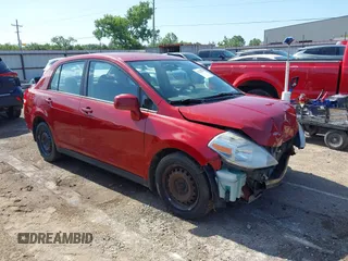 2010 Nissan Versa S z VIN 3N1BC1AP0AL420253, wystawiony jako IAAI lot #42532048 z przebiegiem 325 496 mil mil oraz . Historia ofert i sprzedaży dostępna na DreamBid. Obrazek 1.