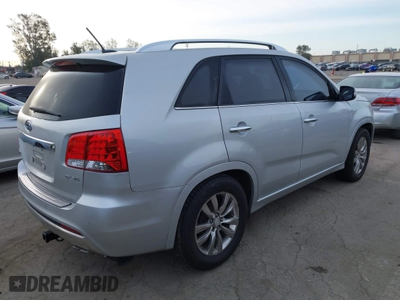 2013 Kia Sorento SX z VIN 5XYKW4A27DG380954, wystawiony jako IAAI lot #41932872 z przebiegiem 183 599 mil mil oraz . Historia ofert i sprzedaży dostępna na DreamBid. Obrazek 4.