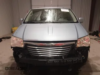 2013 Chrysler Town & Country Touring with VIN 2C4RC1BG8DR689862, listed as a IAAI auction lot 41082531 with 181,447 mi miles. Bid and sale history available at carsss.com. Image 12.