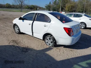 2016 Chevrolet Sonic LS z VIN 1G1JA5SH9G4153814, wystawiony jako IAAI lot #41652173 z przebiegiem 75 161 mil mil oraz . Historia ofert i sprzedaży dostępna na DreamBid. Obrazek 3.