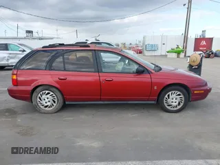 1999 Saturn SW z VIN 1G8ZK8276XZ333989, wystawiony jako IAAI lot #41550338 z przebiegiem 142 592 mil mil oraz . Historia ofert i sprzedaży dostępna na DreamBid. Obrazek 13.
