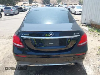 2017 Mercedes-Benz E 300 Luxury z VIN WDDZF4KB7HA217326, wystawiony jako IAAI lot #42444259 z przebiegiem 89 335 mil mil oraz . Historia ofert i sprzedaży dostępna na DreamBid. Obrazek 16.