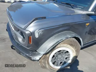 2023 Ford Bronco z VIN 1FMEE5DP5PLB74663, wystawiony jako IAAI lot #41664201 z przebiegiem 10 596 mil mil oraz . Historia ofert i sprzedaży dostępna na DreamBid. Obrazek 6.