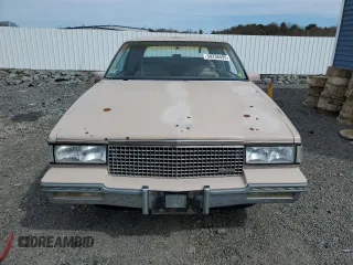 1988 Cadillac DeVille z VIN 1G6CD1153J4241498, wystawiony jako Copart lot #50236495 z przebiegiem 76 745 mil mil oraz Czysty tytuł • Clean title. Historia ofert i sprzedaży dostępna na DreamBid. Obrazek 5.