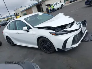 2025 Toyota Camry LE z VIN 4T1DAACK3SU533985, wystawiony jako IAAI lot #42118873 z przebiegiem Nie podano mil oraz . Historia ofert i sprzedaży dostępna na DreamBid. Obrazek 14.