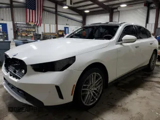 2024 BMW 5 Series 530i xDrive z VIN WBA53FJ08RCP95113, wystawiony jako Copart lot #51793015 z przebiegiem Nie podano mil oraz Szkoda całkowita • Salvage title. Historia ofert i sprzedaży dostępna na DreamBid. Obrazek 1.