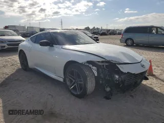 2023 Nissan Z Sport z VIN JN1BZ4AH8PM311031, wystawiony jako Copart lot #78017514 z przebiegiem 32 101 mil mil oraz Szkody całkowita. Historia ofert i sprzedaży dostępna na DreamBid. Obrazek 4.