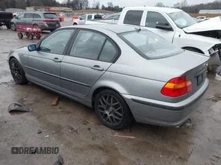 2005 BMW 3 Series 325i with VIN WBAEV33445KX10986, listed as a IAAI auction lot 41560642 with 176,386 mi miles. Bid and sale history available at carsss.com. Image 3.