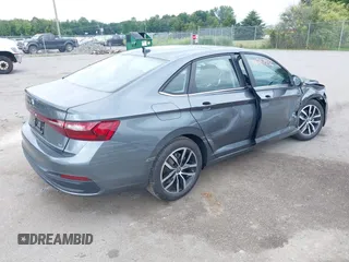 2025 Volkswagen Jetta SE с VIN 3VW7X7BU6SM085202, выставлен на аукционе IAAI как лот 42767432 с пробегом 1 009 миль миль и . История ставок и продаж доступна на DreamBid. Изображение 4.