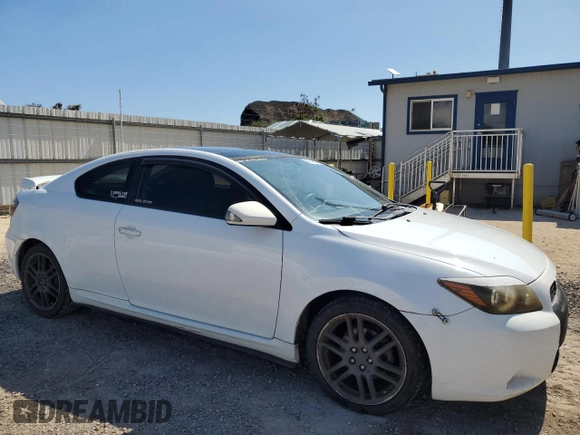 2008 Scion tC Spec z VIN JTKDE167480234496, wystawiony jako Copart lot #50149375 z przebiegiem 157 625 mil mil oraz Szkoda całkowita • Salvage title. Historia ofert i sprzedaży dostępna na DreamBid. Obrazek 4.