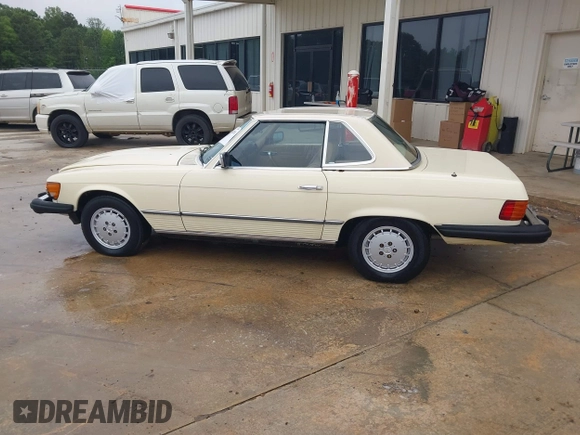 1983 Mercedes-Benz 380 SL z VIN WDBBA45A3DB021934, wystawiony jako IAAI lot #42355288 z przebiegiem 10 887 mil mil oraz . Historia ofert i sprzedaży dostępna na DreamBid. Obrazek 14.