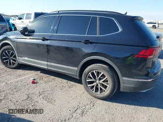 2020 Volkswagen Tiguan SE z VIN 3VV3B7AX1LM019574, wystawiony jako IAAI lot #41450002 z przebiegiem 44 553 mil mil oraz . Historia ofert i sprzedaży dostępna na DreamBid. Obrazek 3.