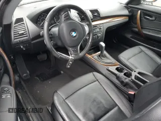 2012 BMW 1 Series 128i z VIN WBAUP9C56CVS94212, wystawiony jako Copart lot #81246514 z przebiegiem Nie podano mil oraz Czysty tytuł • Clean title. Historia ofert i sprzedaży dostępna na DreamBid. Obrazek 8.