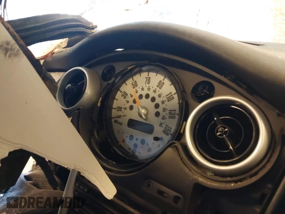 2004 MINI Hardtop with VIN WMWRC33494TC55068, listed as a IAAI auction lot 42057372 with Not provided miles and . Bid and sale history available at DreamBid. Image 7.