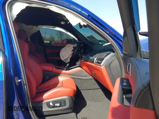 2022 BMW X5 M z VIN 5YMJU0C00N9M64484, wystawiony jako IAAI lot #41825141 z przebiegiem Nie podano mil oraz . Historia ofert i sprzedaży dostępna na DreamBid. Obrazek 5.