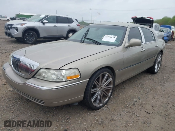 2003 Lincoln Town Car Signature z VIN 1LNHM82W73Y645995, wystawiony jako IAAI lot #41958634 z przebiegiem 172 960 mil mil oraz . Historia ofert i sprzedaży dostępna na DreamBid. Obrazek 2.