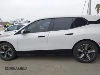 2022 BMW iX xDrive50 z VIN WB523CF01NCK27983, wystawiony jako IAAI lot #42106093 z przebiegiem 21 505 mil mil oraz . Historia ofert i sprzedaży dostępna na DreamBid. Obrazek 14.