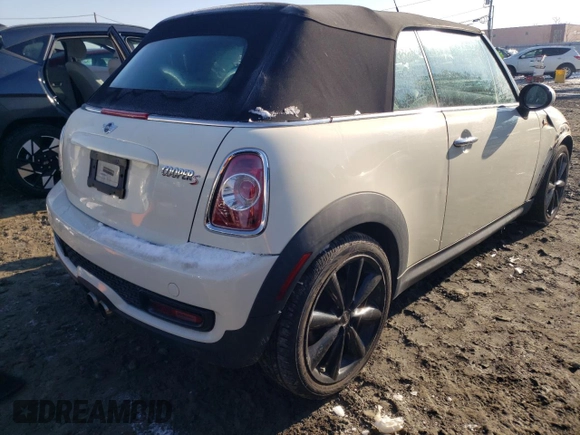 2014 MINI Convertible S z VIN WMWZP3C58ET707569, wystawiony jako Copart lot #42129485 z przebiegiem 62 343 mil mil oraz Szkoda całkowita • Salvage title. Historia ofert i sprzedaży dostępna na DreamBid. Obrazek 3.