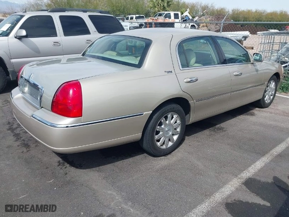 2009 Lincoln Town Car Signature Limited with VIN 2LNHM82V99X632889, listed as a IAAI auction lot 41849548 with 124,169 mi miles. Bid and sale history available at carsss.com. Image 4.