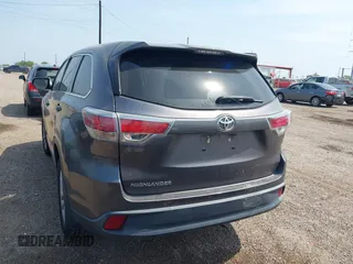 2016 Toyota Highlander LE Plus z VIN 5TDZKRFH0GS177710, wystawiony jako IAAI lot #41925612 z przebiegiem 134 357 mil mil oraz . Historia ofert i sprzedaży dostępna na DreamBid. Obrazek 3.