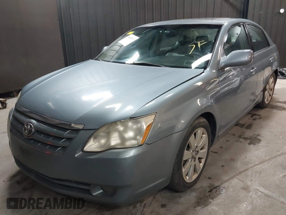 2007 Toyota Avalon XL z VIN 4T1BK36B17U189303, wystawiony jako IAAI lot #41614917 z przebiegiem 238 114 mil mil oraz . Historia ofert i sprzedaży dostępna na DreamBid. Obrazek 2.