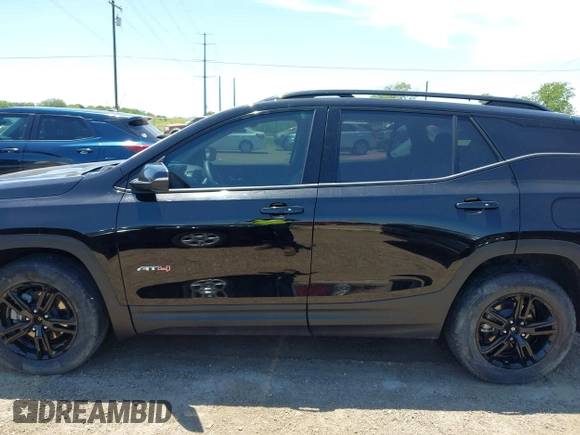 2024 GMC Terrain AT4 z VIN 3GKALYEG3RL222343, wystawiony jako IAAI lot #42238637 z przebiegiem 11 837 mil mil oraz . Historia ofert i sprzedaży dostępna na DreamBid. Obrazek 14.