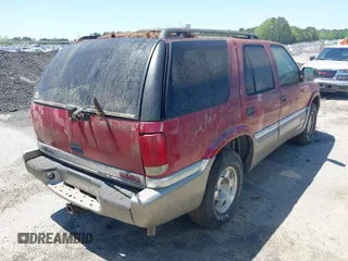 2000 GMC Jimmy SL with VIN 1GKCS13W9Y2264710, listed as a IAAI auction lot 42136082 with 206,584 mi miles. Bid and sale history available at carsss.com. Image 4.