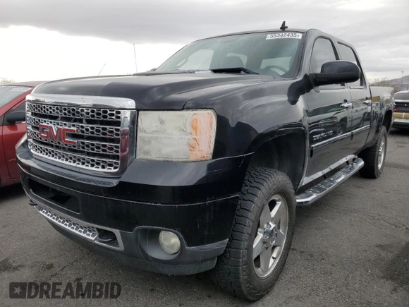 2011 GMC Sierra 2500HD Denali z VIN 1GT125C81BF106180, wystawiony jako Copart lot #55342435 z przebiegiem 174 738 mil mil oraz Szkoda całkowita • Salvage title. Historia ofert i sprzedaży dostępna na DreamBid. Obrazek 1.