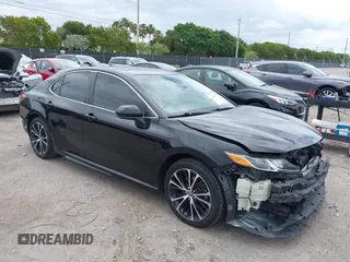 2018 Toyota Camry LE z VIN 4T1B11HK6JU158382, wystawiony jako IAAI lot #42185532 z przebiegiem 94 802 mil mil oraz . Historia ofert i sprzedaży dostępna na DreamBid. Obrazek 1.