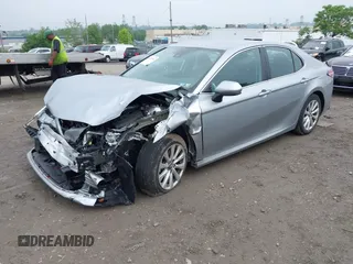 2019 Toyota Camry LE z VIN 4T1B11HK5KU813553, wystawiony jako IAAI lot #42282507 z przebiegiem 22 100 mil mil oraz . Historia ofert i sprzedaży dostępna na DreamBid. Obrazek 2.