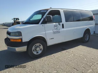 2006 Chevrolet Express Passenger z VIN 1GAHG35U361256706, wystawiony jako Copart lot #53382965 z przebiegiem 235 191 mil mil oraz Tytuł czysty. Historia ofert i sprzedaży dostępna na DreamBid. Obrazek 1.