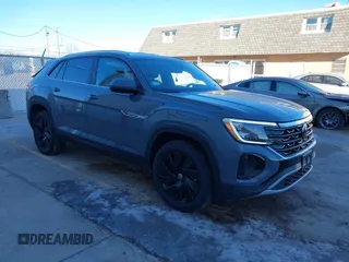 2024 Volkswagen Atlas SE z VIN 1V2HE2CA1RC259546, wystawiony jako IAAI lot #41369060 z przebiegiem 6 124 mil mil oraz . Historia ofert i sprzedaży dostępna na DreamBid. Obrazek 1.