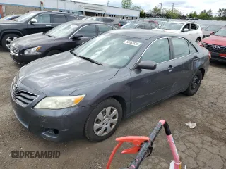 2010 Toyota Camry z VIN 4T1BF3EKXAU046704, wystawiony jako Copart lot #56653825 z przebiegiem 192 691 mil mil oraz Szkoda całkowita • Salvage title. Historia ofert i sprzedaży dostępna na DreamBid. Obrazek 1.