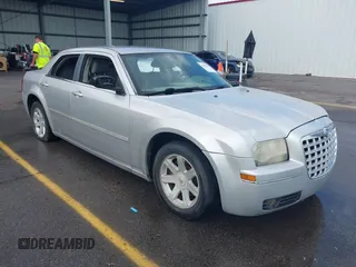 2007 Chrysler 300 Touring z VIN 2C3KA53G07H792947, wystawiony jako IAAI lot #42225359 z przebiegiem 234 291 mil mil oraz . Historia ofert i sprzedaży dostępna na DreamBid. Obrazek 1.