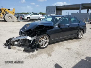 2013 Mercedes-Benz C 300 Sport z VIN WDDGF8AB0DR287004, wystawiony jako Copart lot #63068595 z przebiegiem 51 276 mil mil oraz Szkoda całkowita • Salvage title. Historia ofert i sprzedaży dostępna na DreamBid. Obrazek 1.