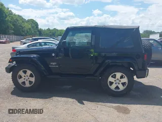 2010 Jeep Wrangler Sahara z VIN 1J4AA5D16AL110711, wystawiony jako IAAI lot #42751095 z przebiegiem 266 079 mil mil oraz . Historia ofert i sprzedaży dostępna na DreamBid. Obrazek 14.