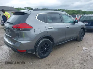 2017 Nissan Rogue SL z VIN 5N1AT2MVXHC806723, wystawiony jako IAAI lot #42331531 z przebiegiem 103 565 mil mil oraz . Historia ofert i sprzedaży dostępna na DreamBid. Obrazek 4.