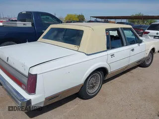 1988 Lincoln Town Car z VIN 1LNBM82F0JY831820, wystawiony jako IAAI lot #41886140 z przebiegiem 26 036 mil mil oraz . Historia ofert i sprzedaży dostępna na DreamBid. Obrazek 4.