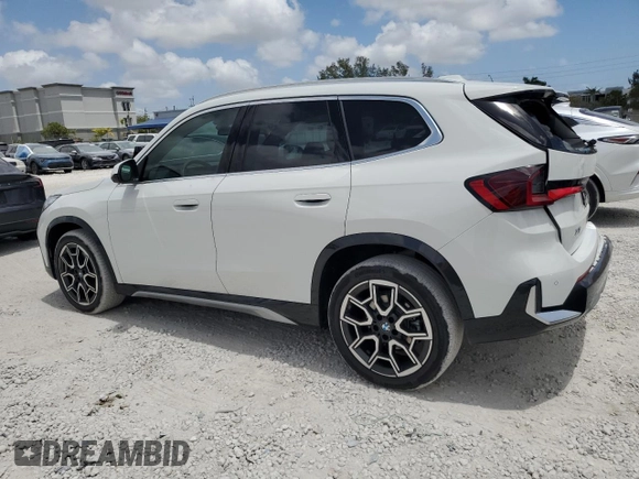 2025 BMW X1 xDrive28i z VIN WBX73EF01S5241553, wystawiony jako Copart lot #54432265 z przebiegiem 489 mil mil oraz Szkody całkowita. Historia ofert i sprzedaży dostępna na DreamBid. Obrazek 2.