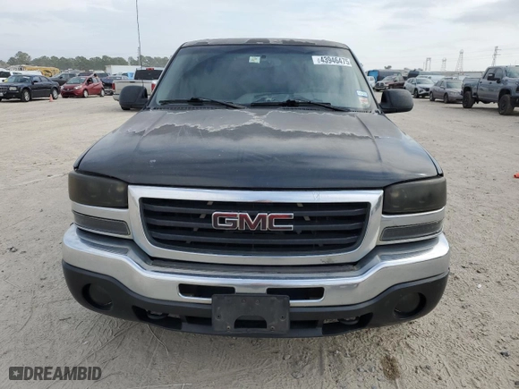 2004 GMC Sierra 1500 Crew Cab SLT with VIN 2GTEC13T041325315, listed as a Copart auction lot 43946475 with 220,280 mi miles and Salvage Title. Bid and sale history available at carsss.com. Image 5.