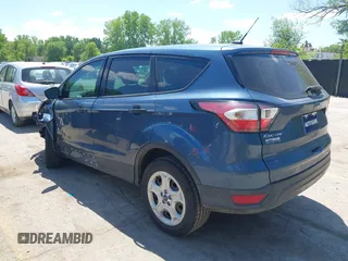 2018 Ford Escape S z VIN 1FMCU0F79JUA63979, wystawiony jako IAAI lot #42184819 z przebiegiem 125 720 mil mil oraz . Historia ofert i sprzedaży dostępna na DreamBid. Obrazek 3.