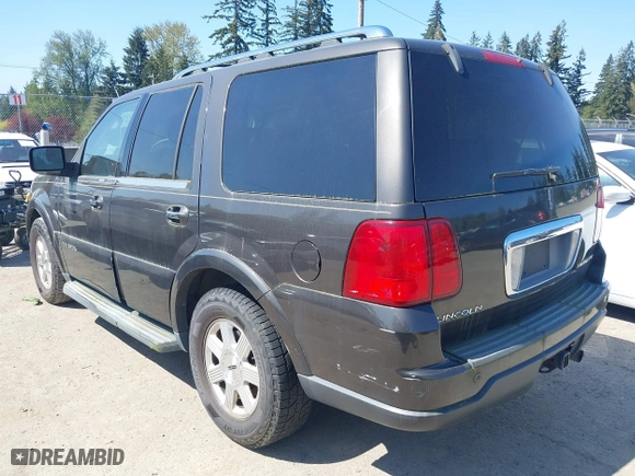 2005 Lincoln Navigator Luxury with VIN 5LMFU27535LJ04900, listed as a IAAI auction lot 42050316 with 293,904 mi miles. Bid and sale history available at carsss.com. Image 3.