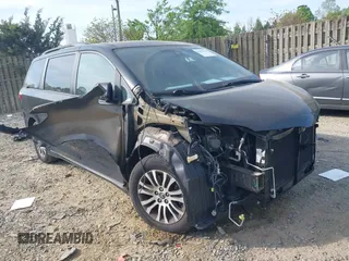 2018 Toyota Sienna XLE Auto Access Seat with VIN 5TDYZ3DC1JS953619, listed as a IAAI auction lot 42079751 with 133,189 mi miles. Bid and sale history available at carsss.com. Image 1.