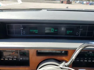 1986 Cadillac DeVille z VIN 1G6CD6984G4341470, wystawiony jako Copart lot #52592805 z przebiegiem 24 359 mil mil oraz Czysty tytuł • Clean title. Historia ofert i sprzedaży dostępna na DreamBid. Obrazek 9.