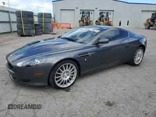 2007 Aston Martin DB9 z VIN SCFAD01A77GA07808, wystawiony jako Copart lot #48063115 z przebiegiem 53 195 mil mil oraz Szkody całkowita. Historia ofert i sprzedaży dostępna na DreamBid. Obrazek 1.