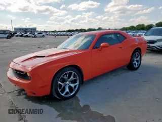 2016 Dodge Challenger SXT Plus z VIN 2C3CDZAG6GH306583, wystawiony jako Copart lot #55826495 z przebiegiem 135 391 mil mil oraz Szkoda całkowita • Salvage title. Historia ofert i sprzedaży dostępna na DreamBid. Obrazek 1.